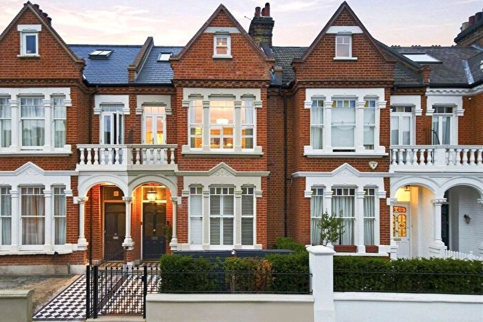 3 Bedroom Maisonette For Sale In Altenburg Gardens, SW11