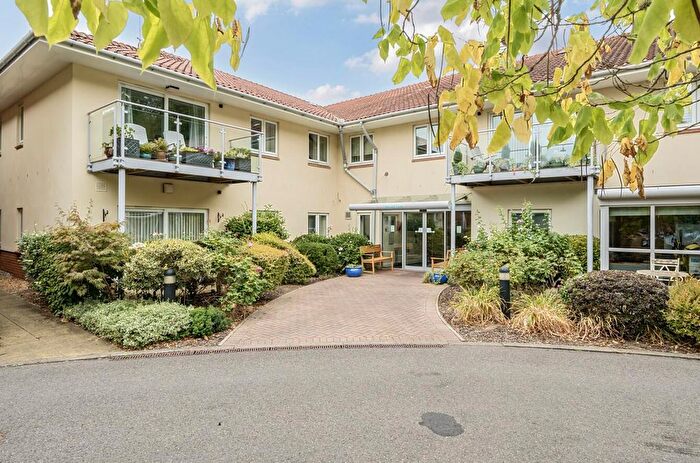 2 Bedroom Flat For Sale In Knightwood Mews, Valley Park, Chandler's Ford, SO53