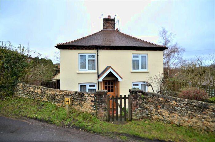 3 Bedroom Detached House To Rent In Folly Lane North, Farnham, Surrey, GU9