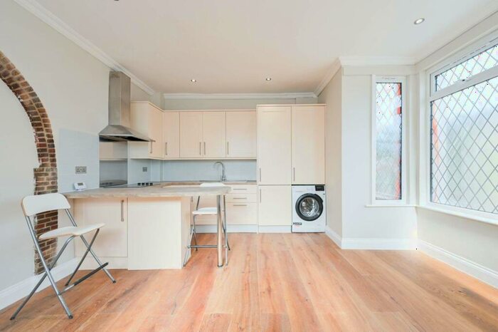 2 Bedroom Flat To Rent In Stonard Road, , Palmers Green, London, N13