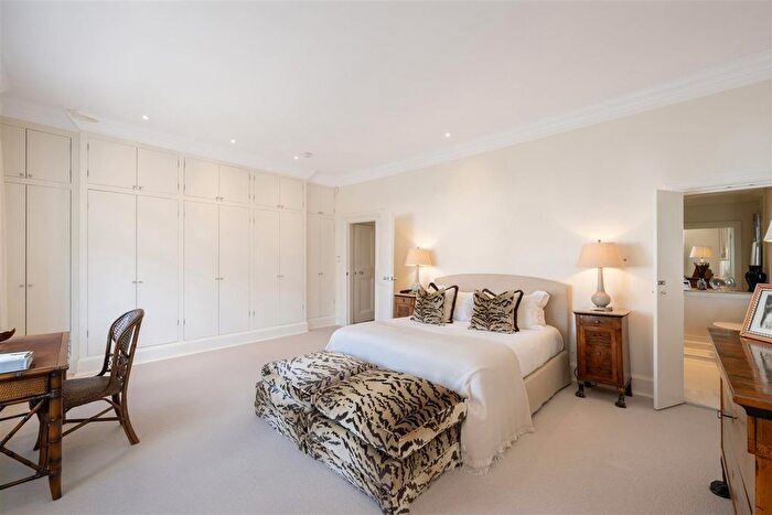 2 Bedroom Flat For Sale In Walton Street, Knightsbridge, SW3