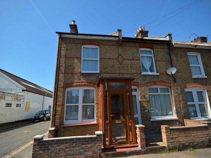 3 Bedroom Detached House To Rent In Mead Road, Gravesend, Kent, DA11