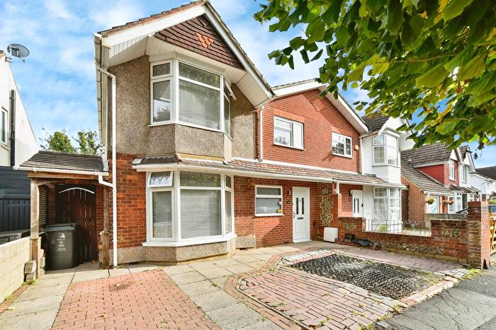 4 Bedroom Semi-Detached House For Sale In Shrivenham Road, Swindon, SN1