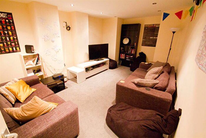 6 Bedroom Terraced House To Rent In Blenheim Crescent, Hyde Park, Leeds, LS2