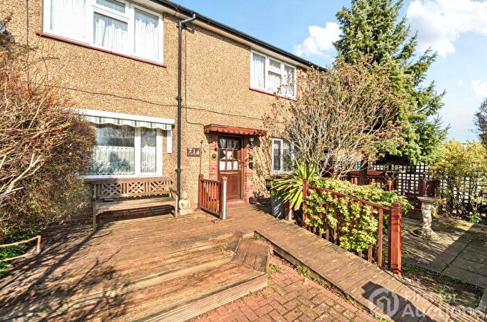 2 Bedroom Maisonette For Sale In Knolton Way, Slough, Berkshire, SL2