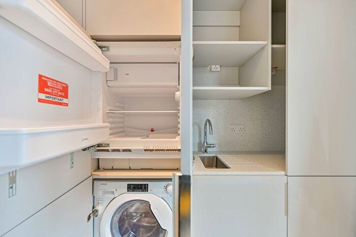 Studio To Rent In Hounslow Avenue, Hounslow, TW3