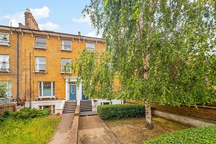 2 Bedroom Flat For Sale In Queens Road, London, SE15