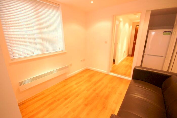 1 Bedroom Flat To Rent In Elm Park Road, Reading, Berkshire, RG30