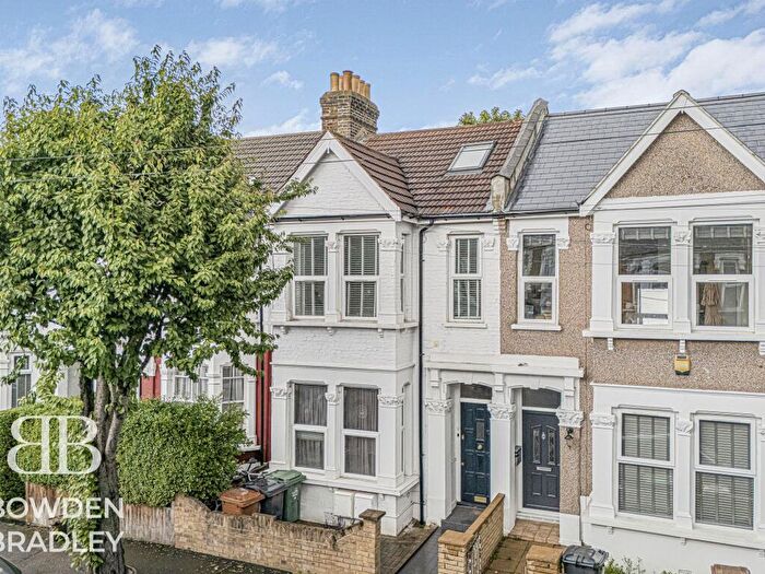 2 Bedroom Flat For Sale In Cromer Road, Leyton, E10