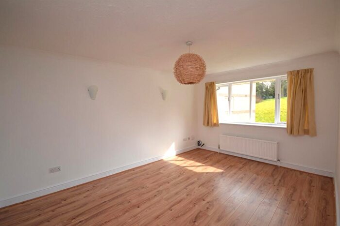2 Bedroom Apartment For Sale In Wheeler Court, Armour Hill, Reading, RG31