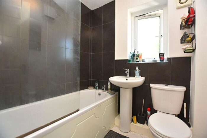 1 Bedroom Flat For Sale In Navigation Way, Blackburn, Lancashire, BB1