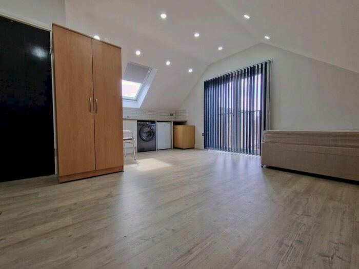 1 Bedroom Flat To Rent In Castle Lane, Roath, Cardiff, CF24