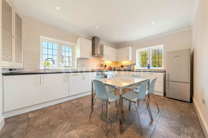 2 Bedroom Flat To Rent In Hoop Lane, London, NW11