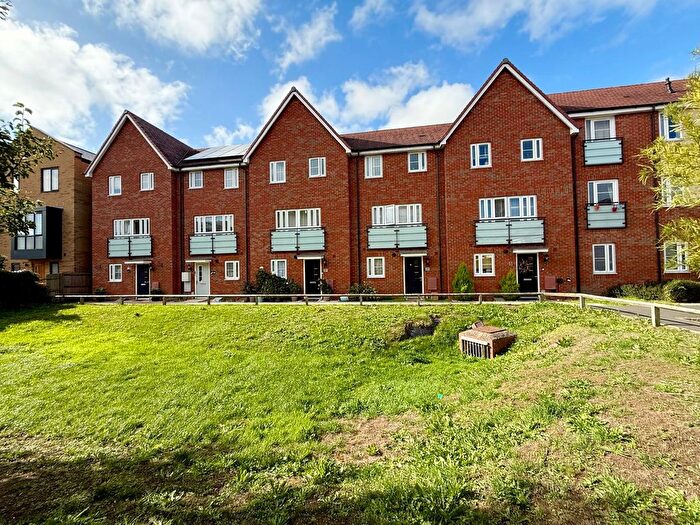 3 Bedroom Semi-Detached House For Sale In Wolseley Drive, Dunstable, LU6
