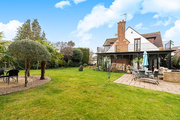 4 Bedroom Detached House For Sale In Meadway Close, Staines-Upon-Thames, TW18