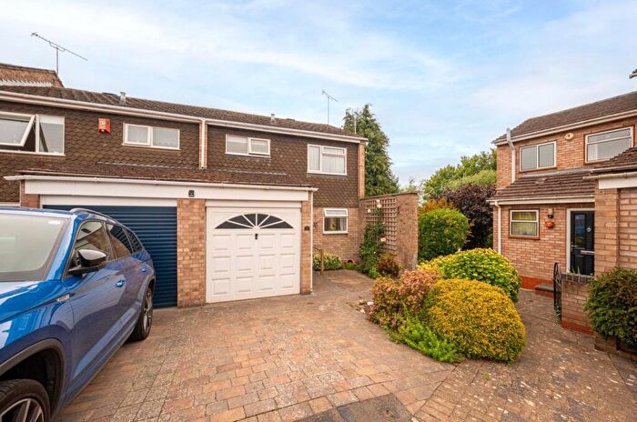 3 Bedroom End Of Terrace House For Sale In Arundel Close, Warwick, Warwickshire, CV34