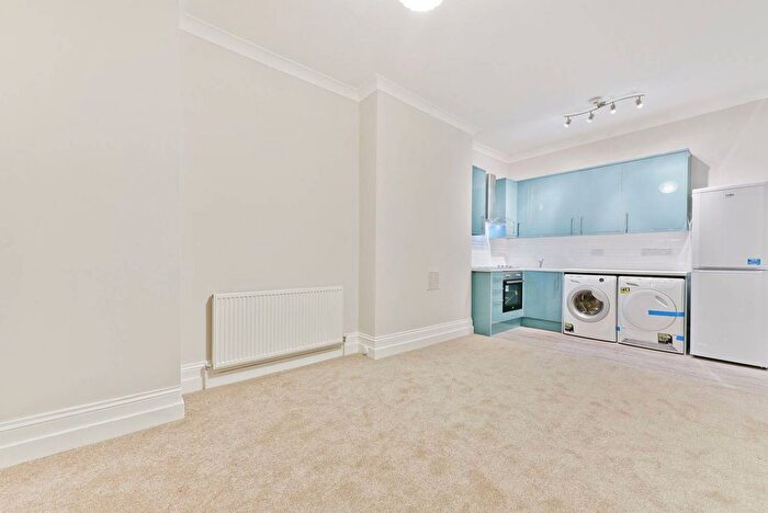 2 Bedroom Flat To Rent In Dalebury Road, Tooting Bec, London, SW17