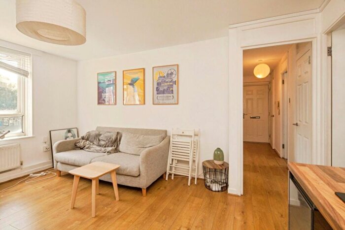 2 Bedroom Flat For Sale In Fawcett Close, London, SW11