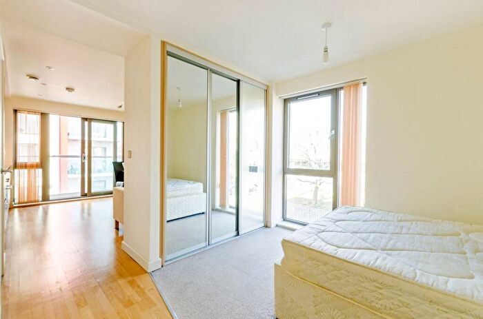 Studio To Rent In Cable Street, Shadwell, London, E1