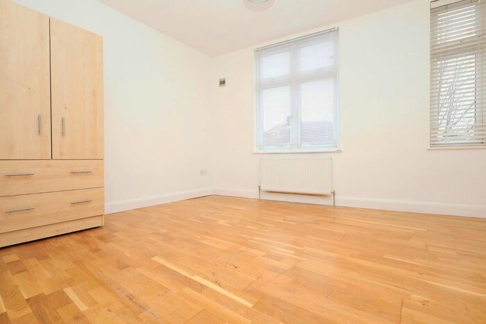 1 Bedroom Flat To Rent In Turners Hill, Cheshunt, EN8