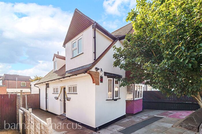4 Bedroom Detached House For Sale In Malden Way, New Malden, KT3