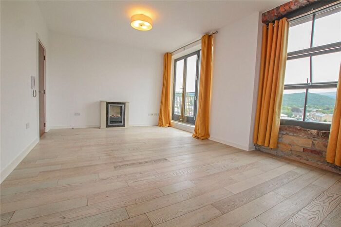 2 Bedroom Flat To Rent In Victoria Street, Glossop, Derbyshire, SK13