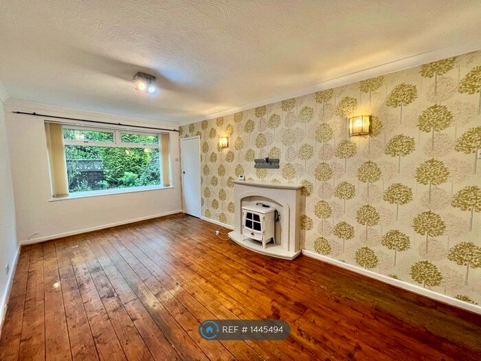 3 Bedroom Bungalow To Rent In New Royd Avenue, Oldham, OL4