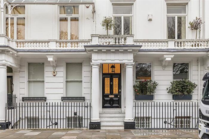 3 Bedroom Flat To Rent In Cadogan Place, Belgravia, London, SW1X