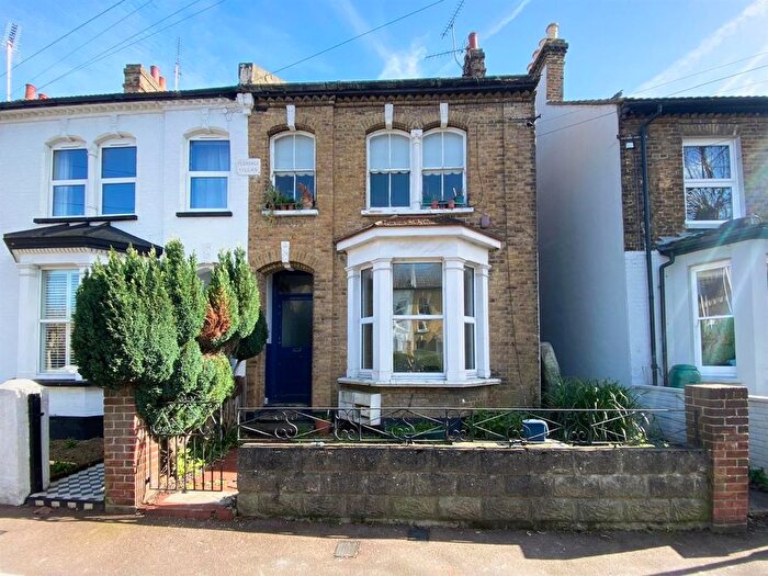 2 Bedroom Flat For Sale In Hadleigh Road, Westcliff-On-Sea, SS0
