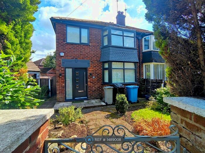 3 Bedroom Semi-Detached House To Rent In Rothesay Crescent, Sale, M33