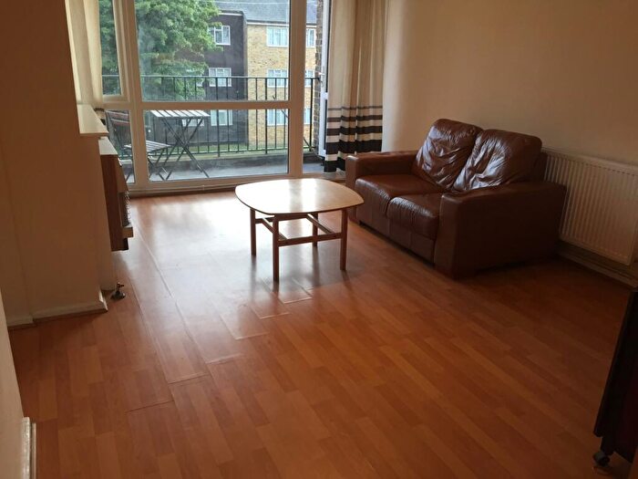 3 Bedroom Flat To Rent In Hillingdon Street, Elephant And Castle, London, SE17