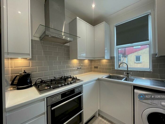 2 Bedroom Flat To Rent In First Floor, London, E10