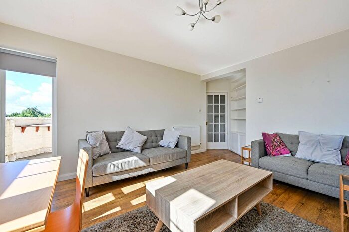 2 Bedroom Flat To Rent In Grand Drive, Raynes Park, London, SW20