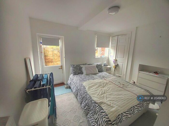 1 Bedroom Flat To Rent In Tower Street, Winchester, SO23