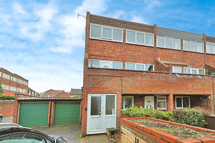 3 Bedroom Maisonette For Sale In Templemere, Norwich, NR3