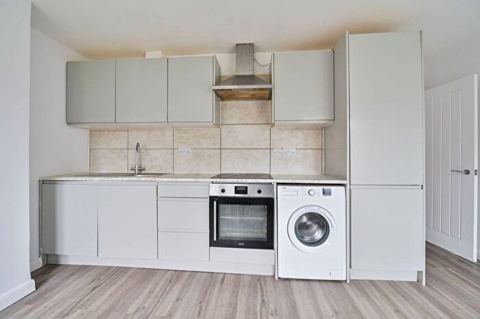 2 Bedroom Flat To Rent In East Street, Elephant And Castle, London, SE17