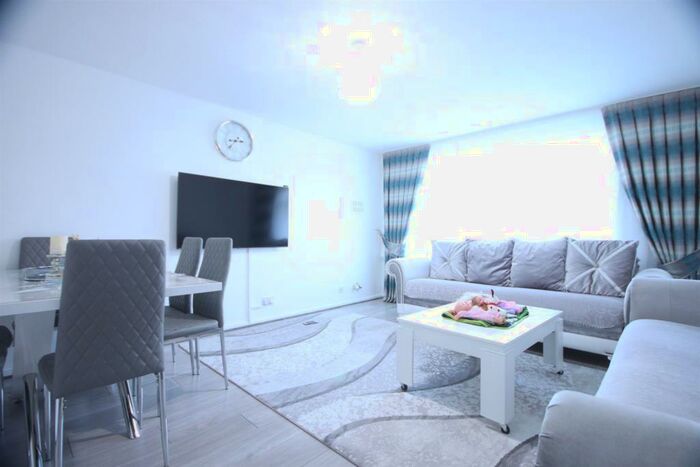 2 Bedroom Flat To Rent In Cunningham Avenue, Enfield, EN3