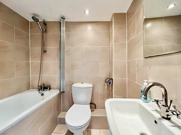 2 Bedroom Cottage To Rent In High Street, Markyate, AL3