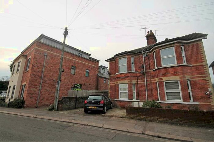 2 Bedroom Maisonette Flat To Rent In De La Warr Road, East Grinstead, RH19