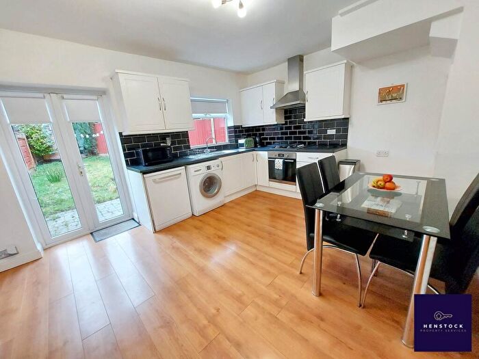 3 Bedroom Semi-Detached House For Sale In Welbeck Avenue, Chadderton, Oldham, OL9