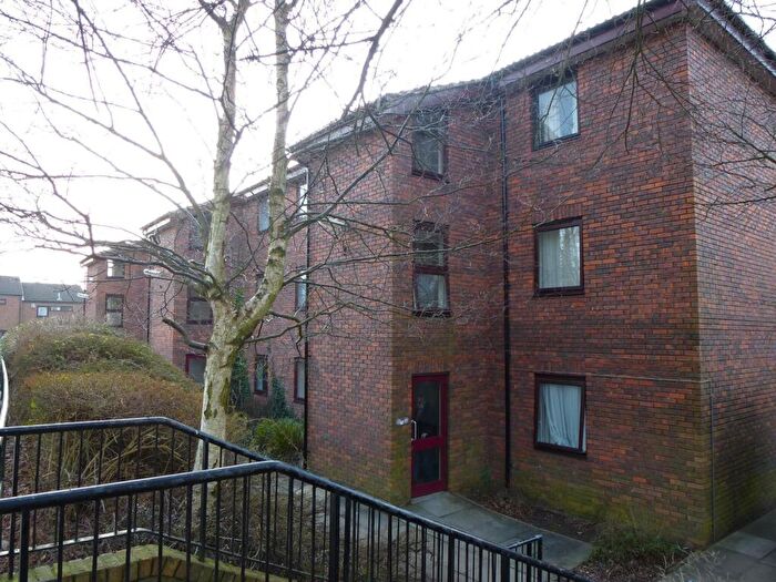 2 Bedroom Apartment To Rent In Springfield Close, Woodside Park, N12