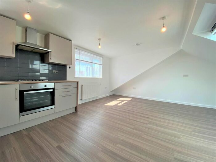3 Bedroom Flat To Rent In De Quincey Road, London, N17