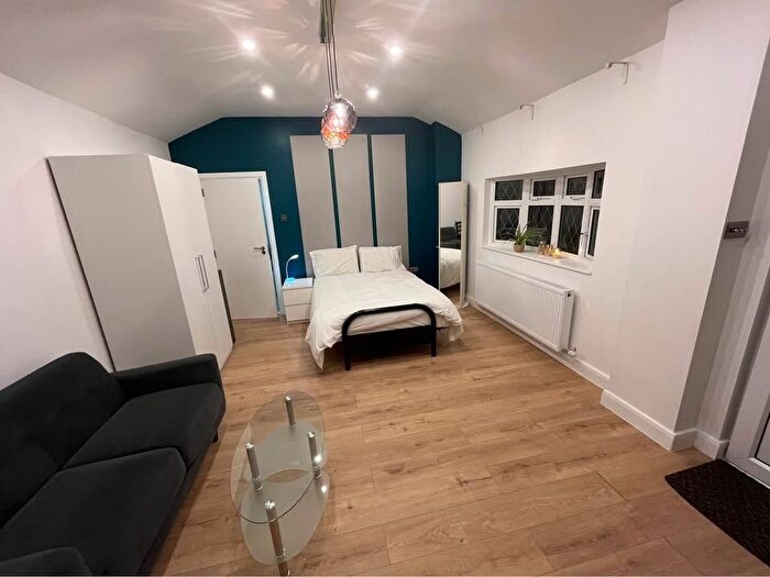 Studio To Rent In Harrowview, Uxbridge, UB10