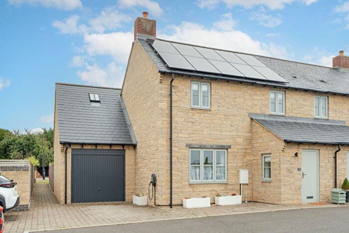 3 Bedroom Semi-Detached House For Sale In Covert Close, Fritwell, OX27