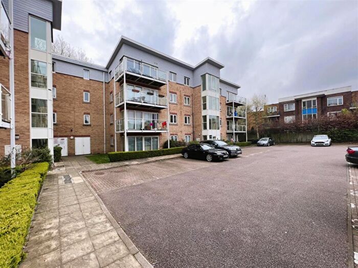 2 Bedroom Apartment For Sale In Primrose Close, Luton, LU3
