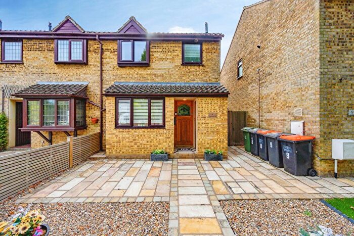 3 Bedroom Semi Detached House For Sale In Lychgate, Luton, LU3