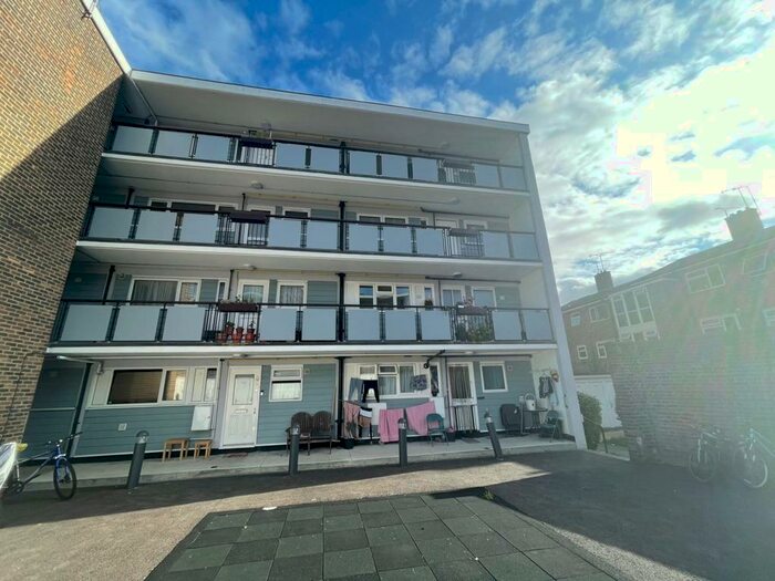 1 Bedroom Flat To Rent In Lee Chapel South, Basildon, SS16