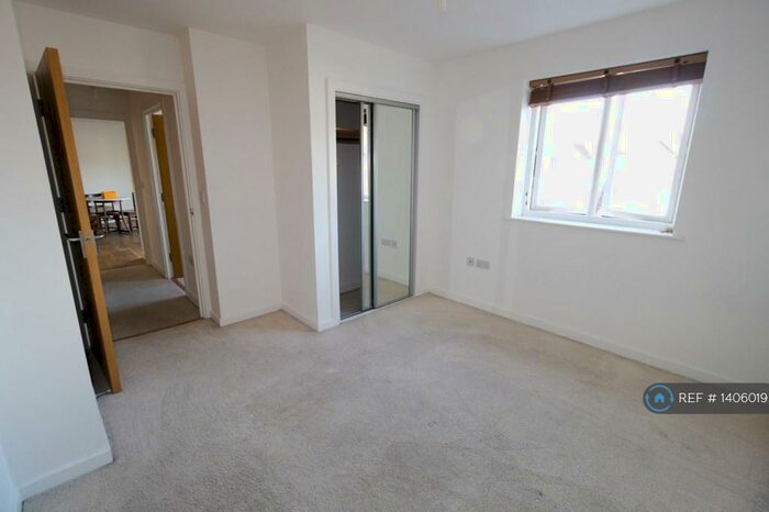 2 Bedroom Flat To Rent In Priory Court, Colchester, CO3