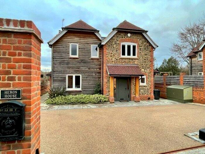 3 Bedroom Detached House To Rent In East Bridge Close, Tilford, Surrey, GU10