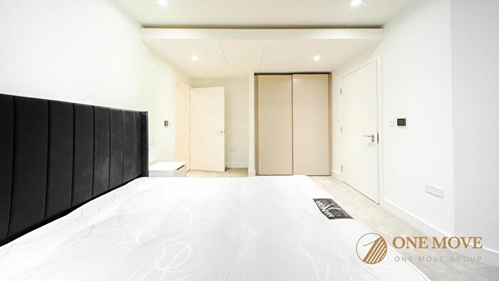2 Bedroom Apartment To Rent In Harcourt Tower, South Quay Plaza, Canary Wharf, E14